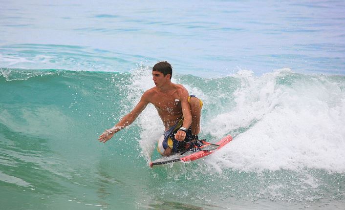 a man Dropknee bodyboarding
