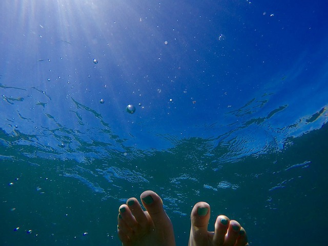 snorkeling-underwater