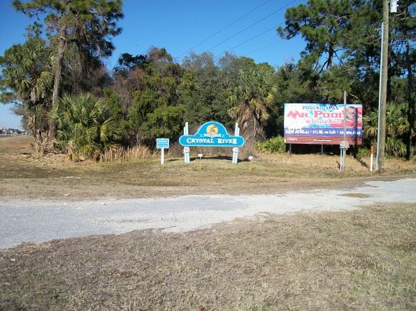 Signs welcoming northbound drivers to the City of Crystal River