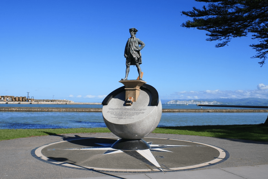 monument of Capt. James Cook, a British explorer, first stand-up paddleboarder