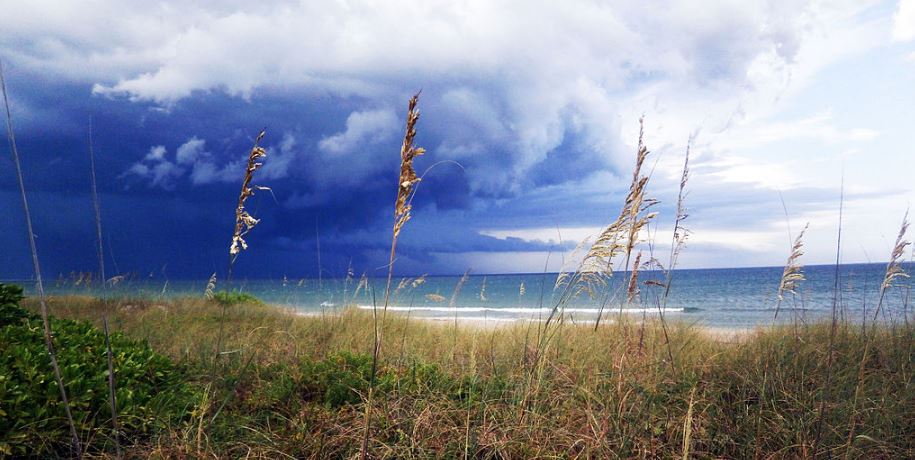 a storm approaching the Hutchinson Island where the Bathtub Reef Beach is located